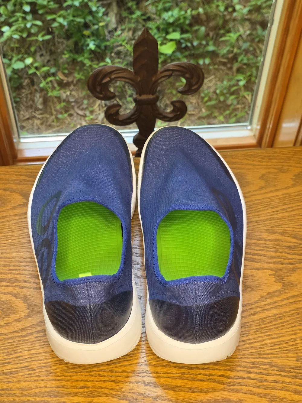 OOFOS Oomg Slip-On Loafers in Navy Sz 12
